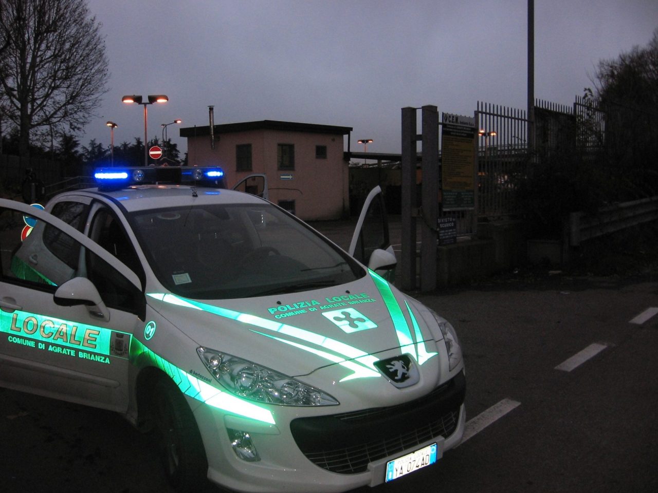 Agrate: rischia di investire madre e figlio e fugge all’alt