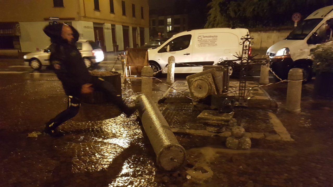 Arcore, il forte vento abbatte l’obelisco di piazza della Chiesa VIDEO
