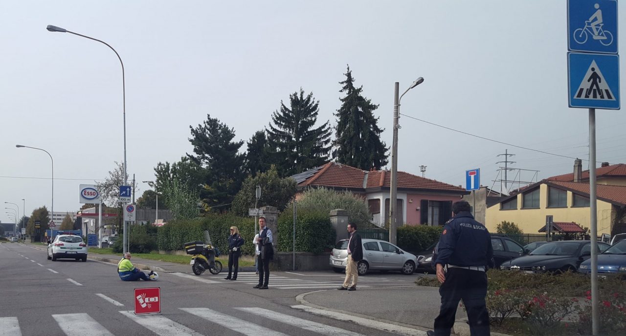 Arcore, postino in scooter si scontra con un’automobile
