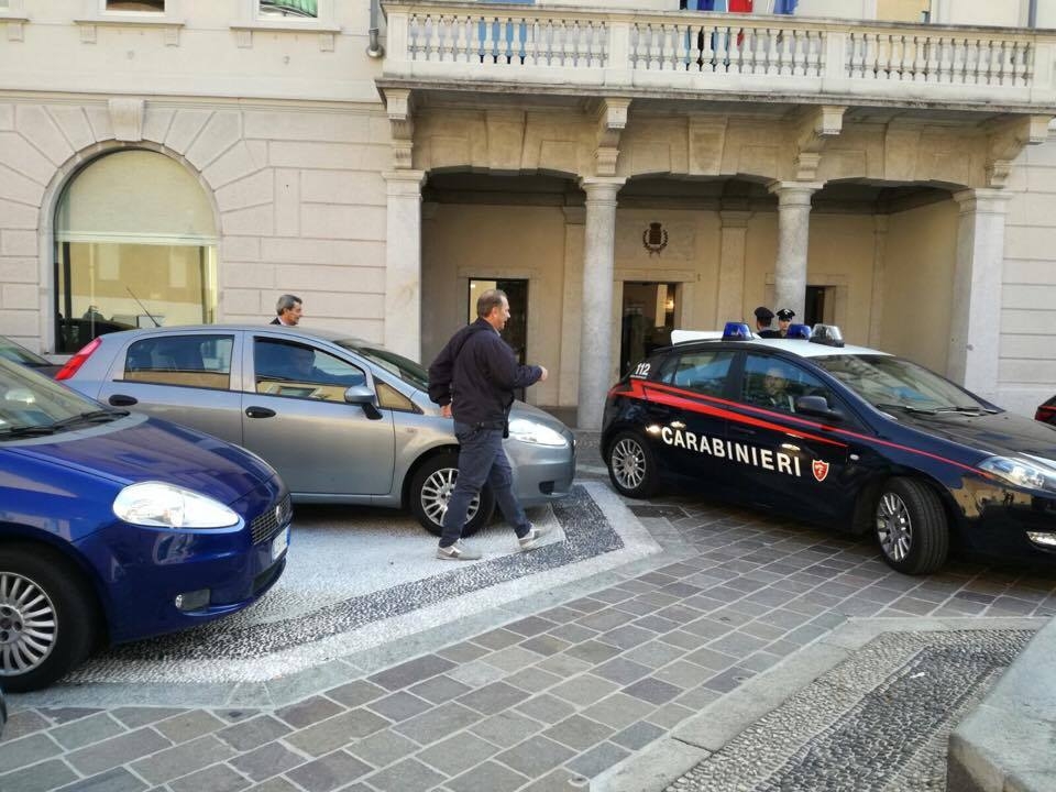 Droga e corruzione: Carabinieri in Comune a Seregno, sindaco arrestato