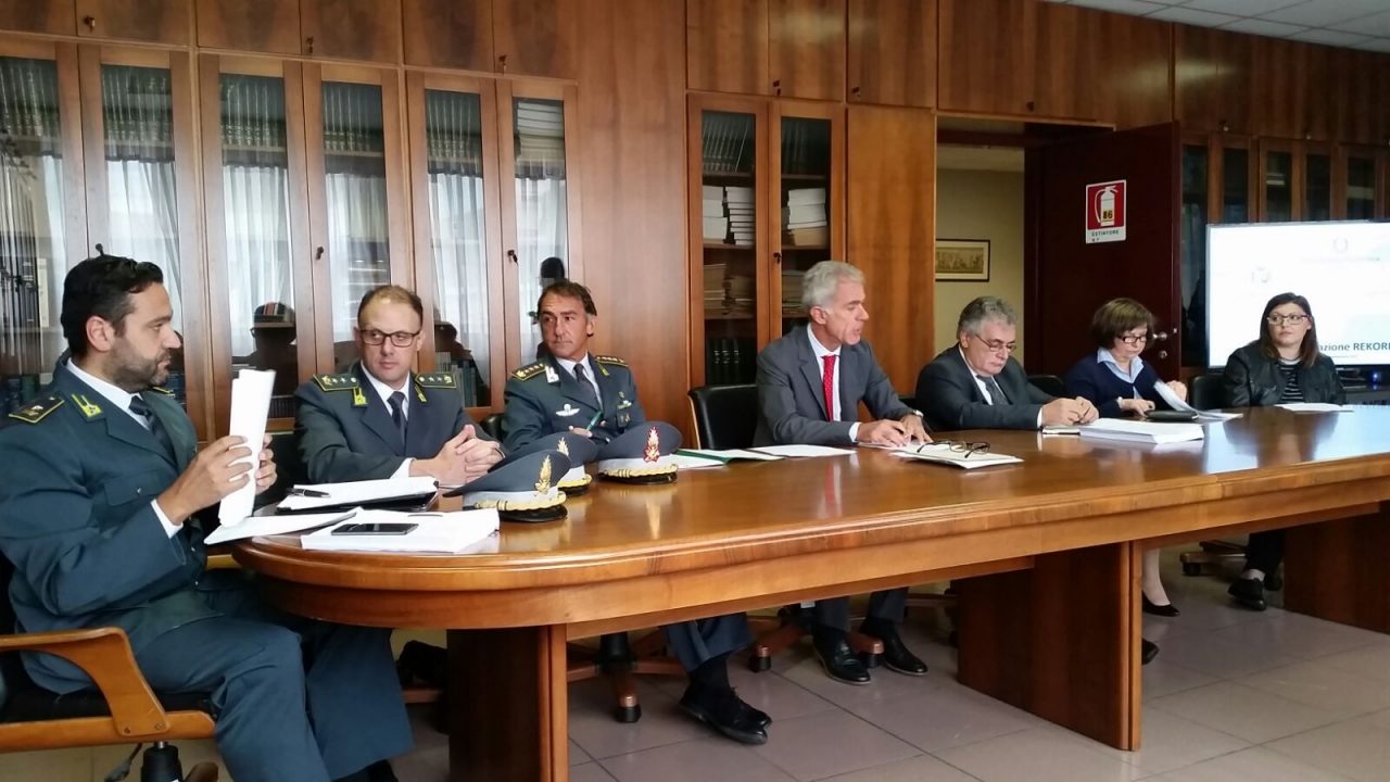 “Spaccio” di prodotti informatici low cost