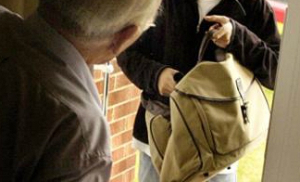 Si fingono vigile e tecnico dell’acqua per derubare una coppia di pensionati a Bovisio Masciago