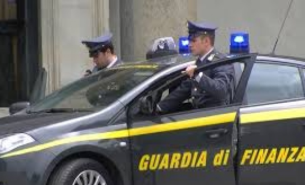 Milioni di dispositivi medici e giocattoli per Natale sequestrati in un magazzino di Monza