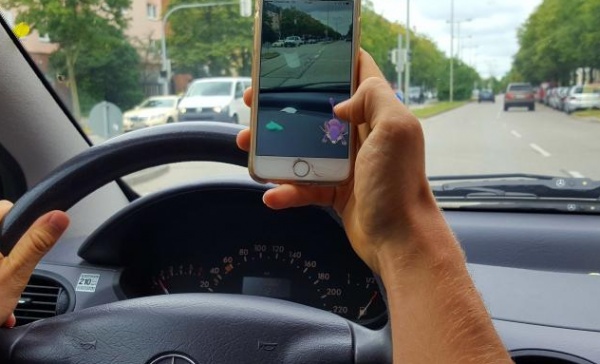 Si china per recuperare il cellulare e si ribalta con la Mercedes