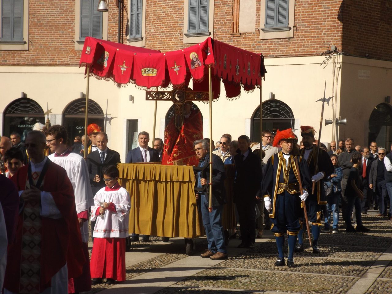 Santo Chiodo: i fedeli monzesi in processione per venerare la sacra reliquia