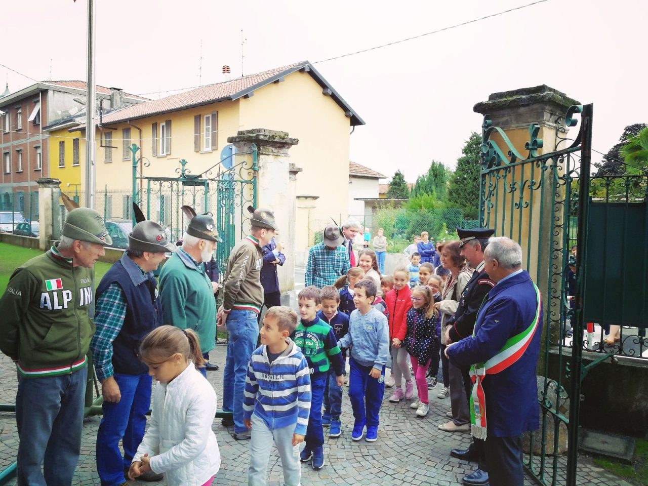 Aicurzio, alzabandiera a scuola con sindaco, parroco e forze dell’ordine GALLERY