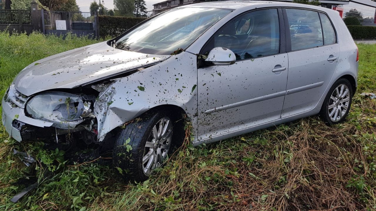 Carate, sbanda e abbatte un palo