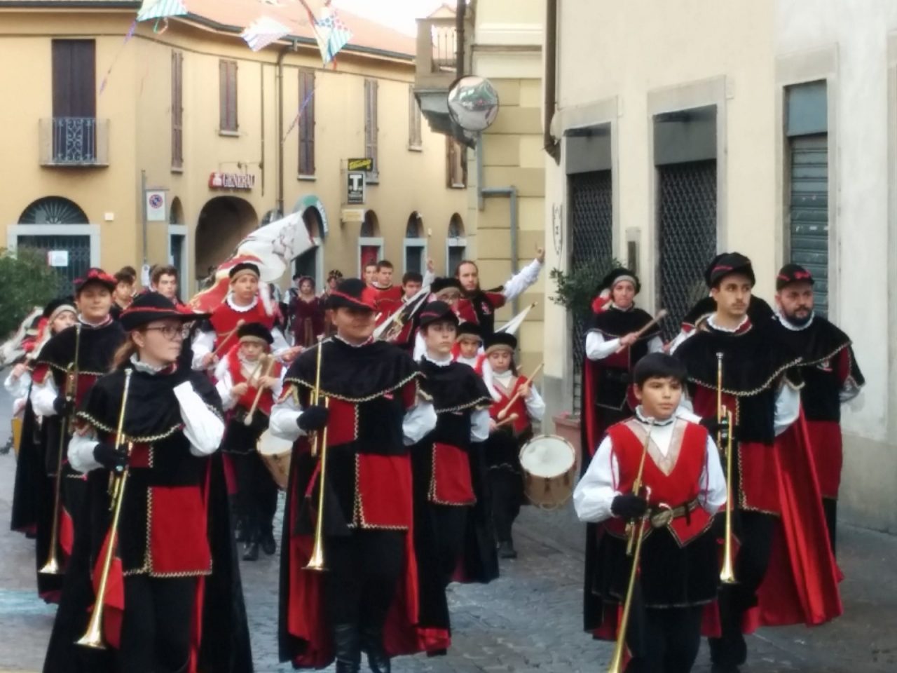 Vimercate: sbandieratori in centro per la “Notte medievale” VIDEO