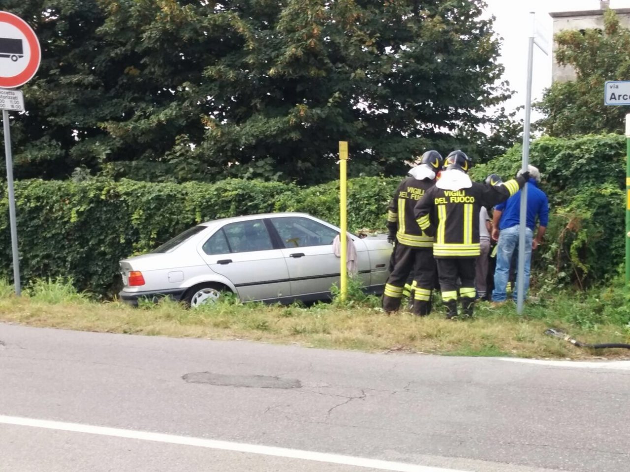 Arcore: auto fuori strada, grave 56enne VIDEO