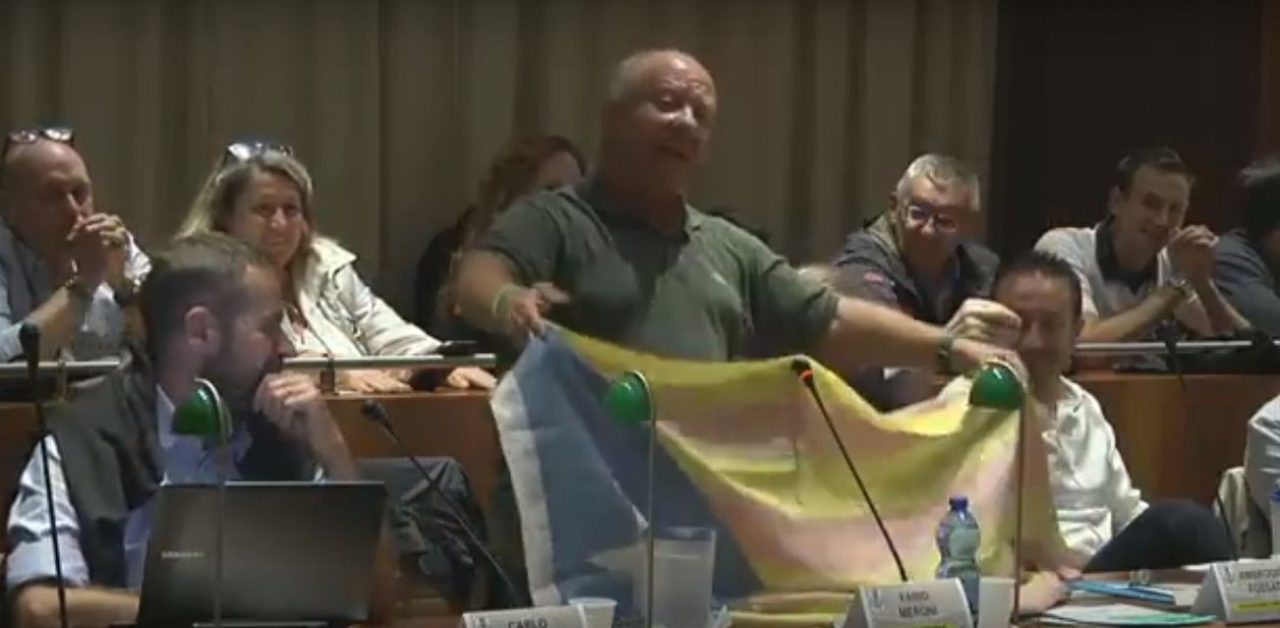 Referendum in Catalogna: la Lega porta la bandiera in Aula – VIDEO