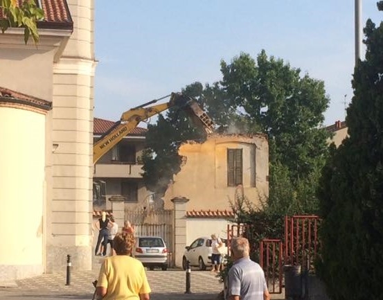 Canonica parrocchiale abbattuta, via un pezzo di storia di Ornago