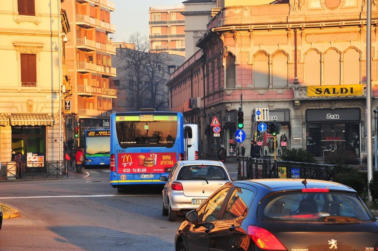 E’ senza biglietto del bus: arrivano i vigili e finisce nei guai