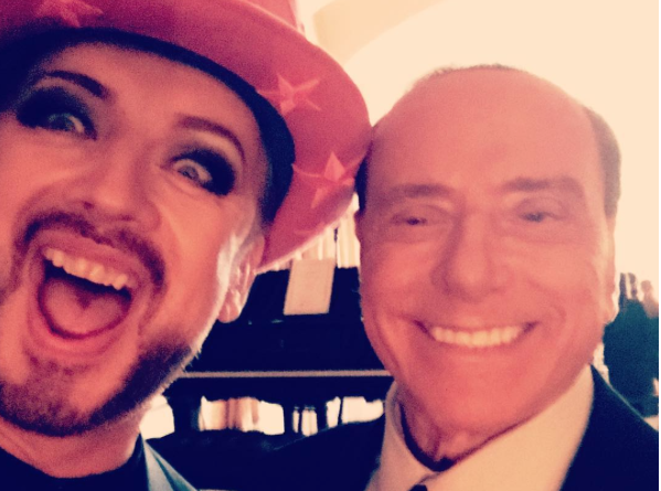 Berlusconi pop: il selfie con Boy George