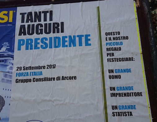 Città tappezzata di manifesti per il compleanno di Berlusconi – FOTO
