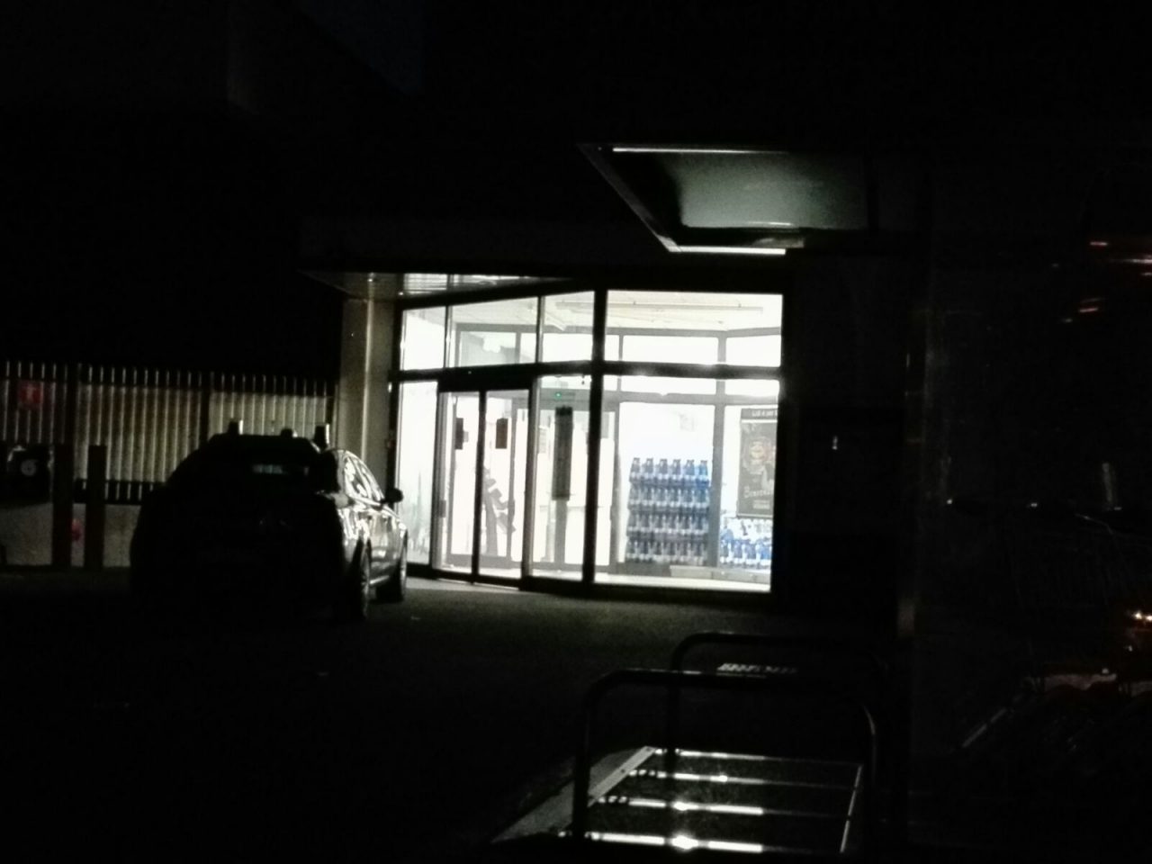 Rapinatore armato di pistola assalta il “Lidl” di Vedano al Lambro