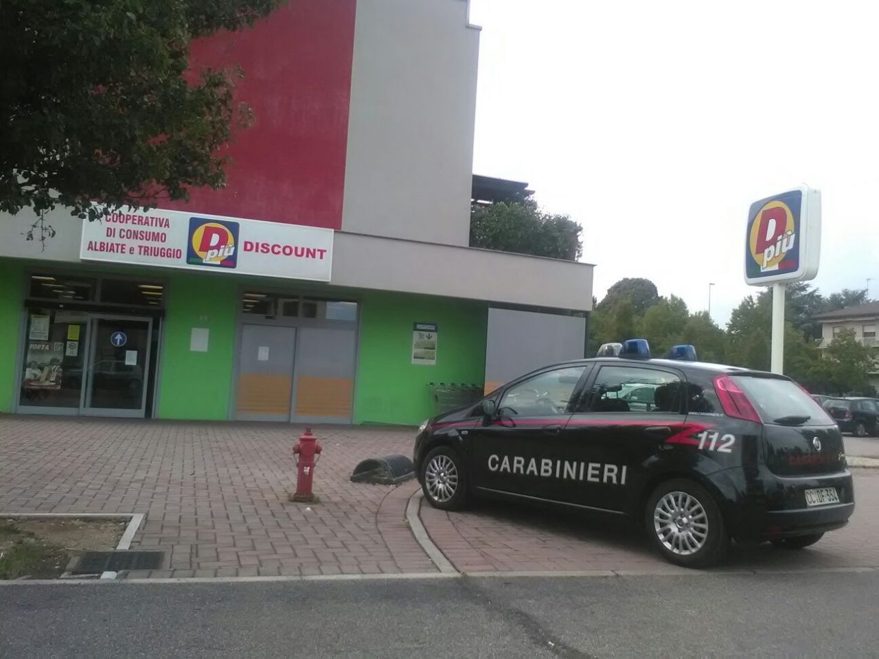 Albiate, rapina al supermercato: in fuga i due banditi