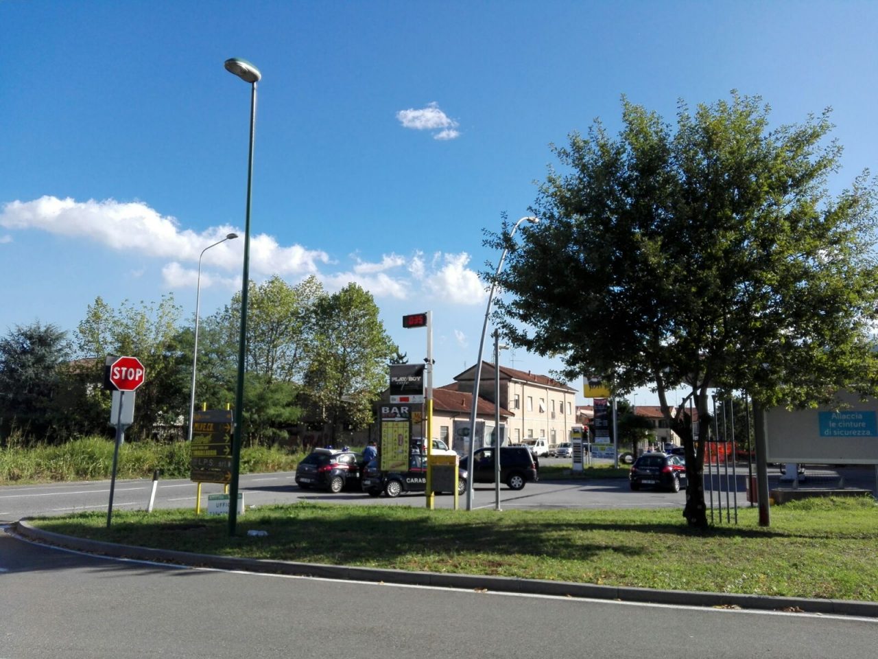 Anziano estrae una pistola dopo una lite in strada: fermato dai Carabinieri – VIDEO E FOTO