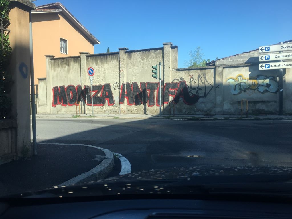 Tarantula “morde”: spunta la scritta in via Rota