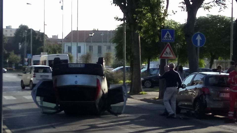 Muggiò, 82enne si ribalta in viale Casati