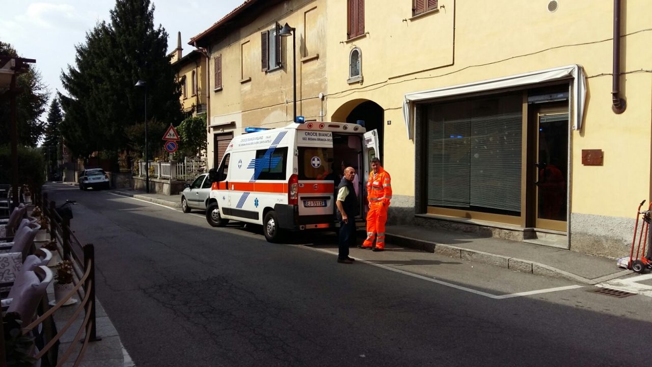 Triuggio: apre la portiera senza guardare, 61enne in ospedale