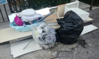 Abbandona i mobili in strada: beccato dai residenti