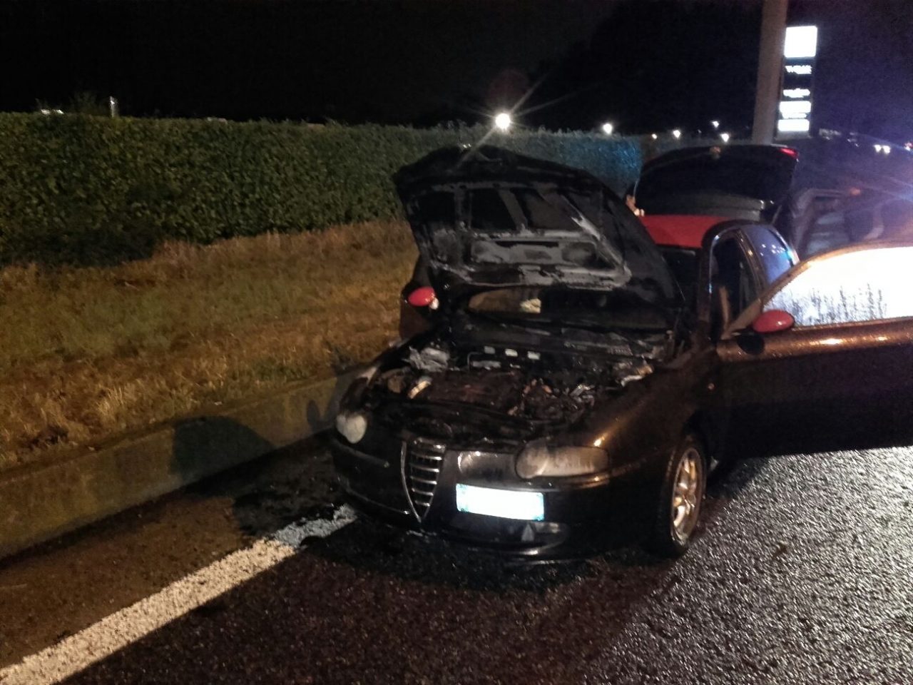 Verano, auto in fiamme sulla Super, paura per due donne e due bimbi