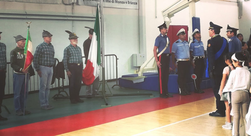 Bernareggio: l’anno scolastico inizia con l’inno e gli alpini