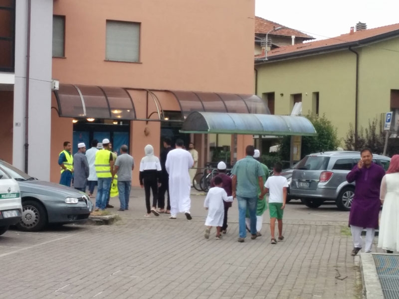 Carnate: preghiera islamica alla ex-coop, scattano le polemiche