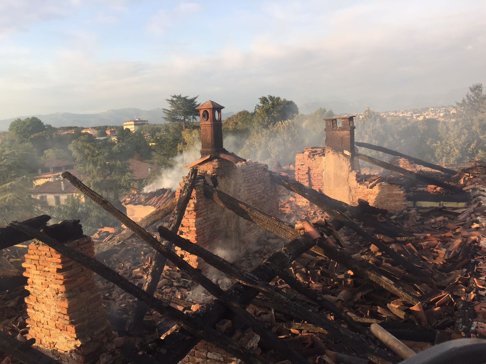Meda, incendio in Villa Traversi