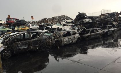 A Desio incendio in un autodemolitore di via Sabotino, bruciate cento auto
