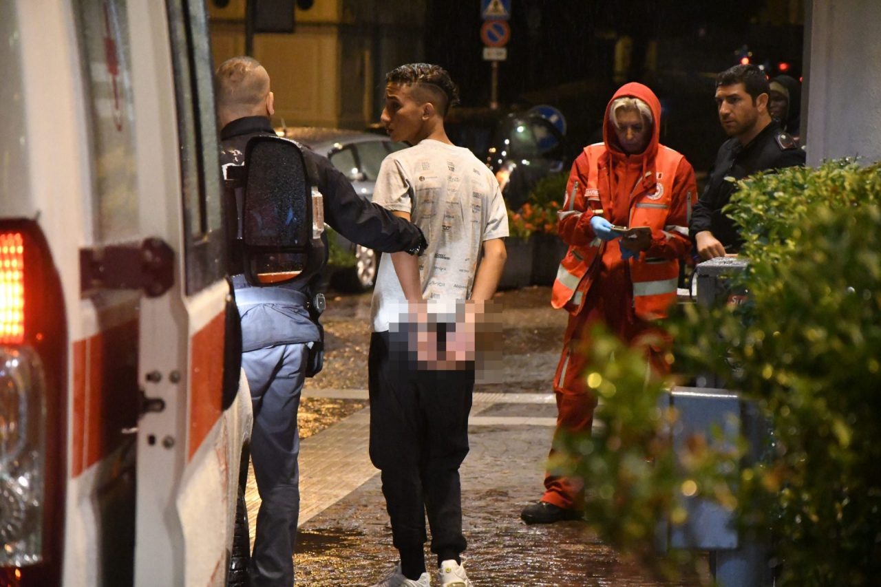 Rissa in stazione: volano coltelli e bottiglie, 2 feriti