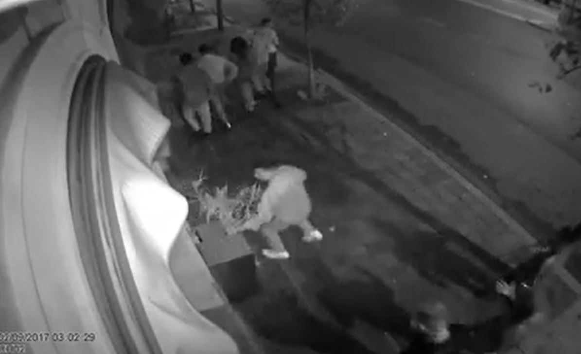 Ecco il vandalo in azione a Monza: filmato dalle telecamere in corso Milano VIDEO