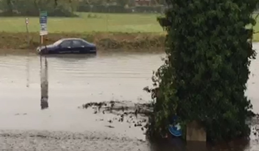 Busnago, il maltempo allaga il sottopasso – VIDEO