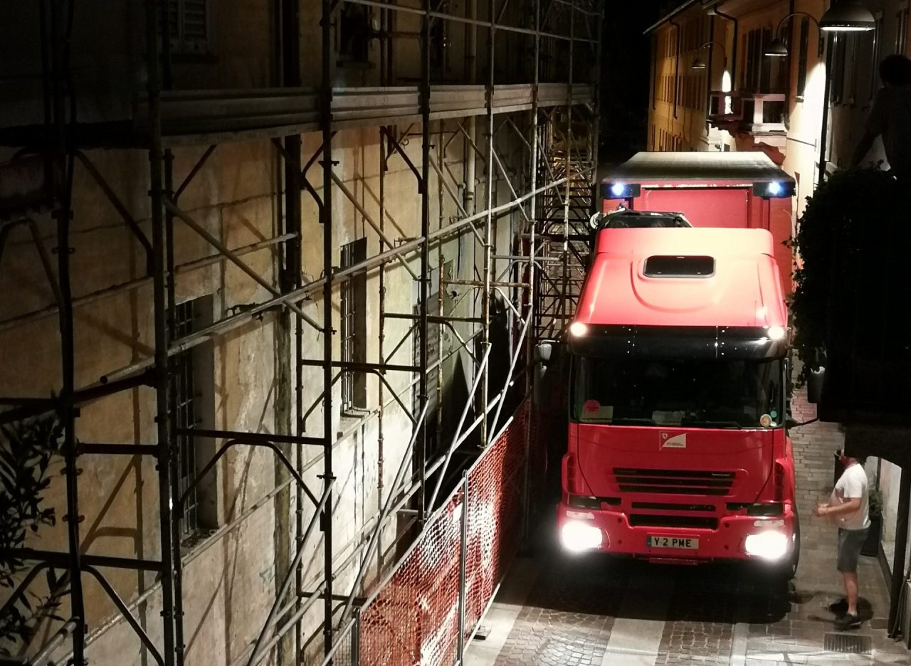Tir incastrato tra i ponteggi di via Santo Stefano a Vedano