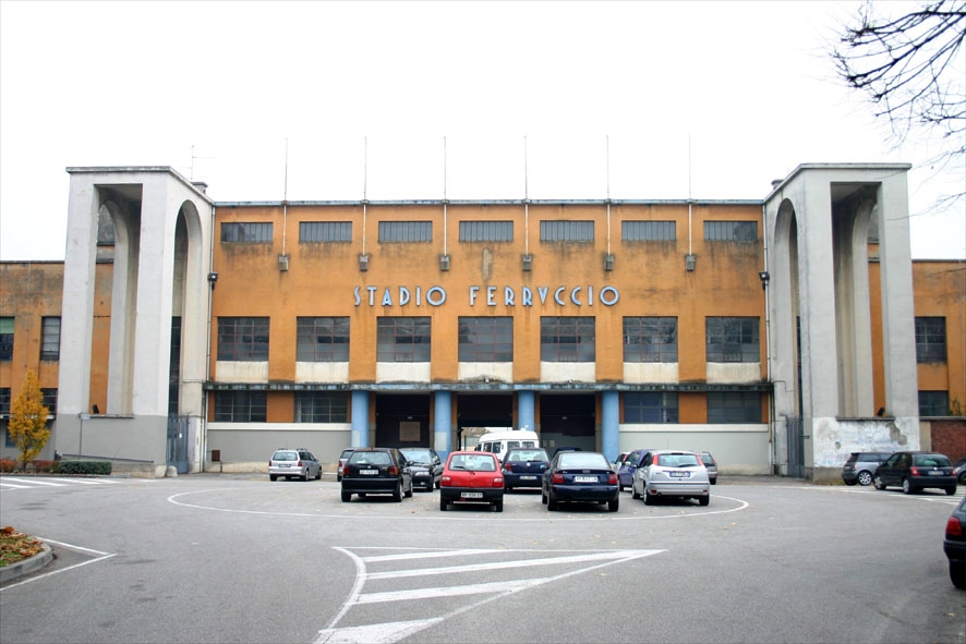 Tensione allo stadio di Seregno, danneggiata l’auto dell’arbitro