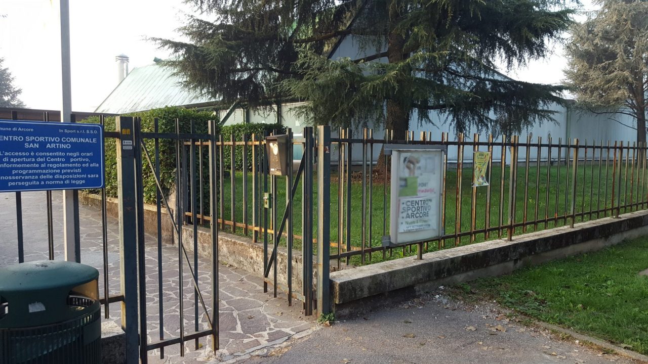 Arcore, 75enne accusa un malore in piscina