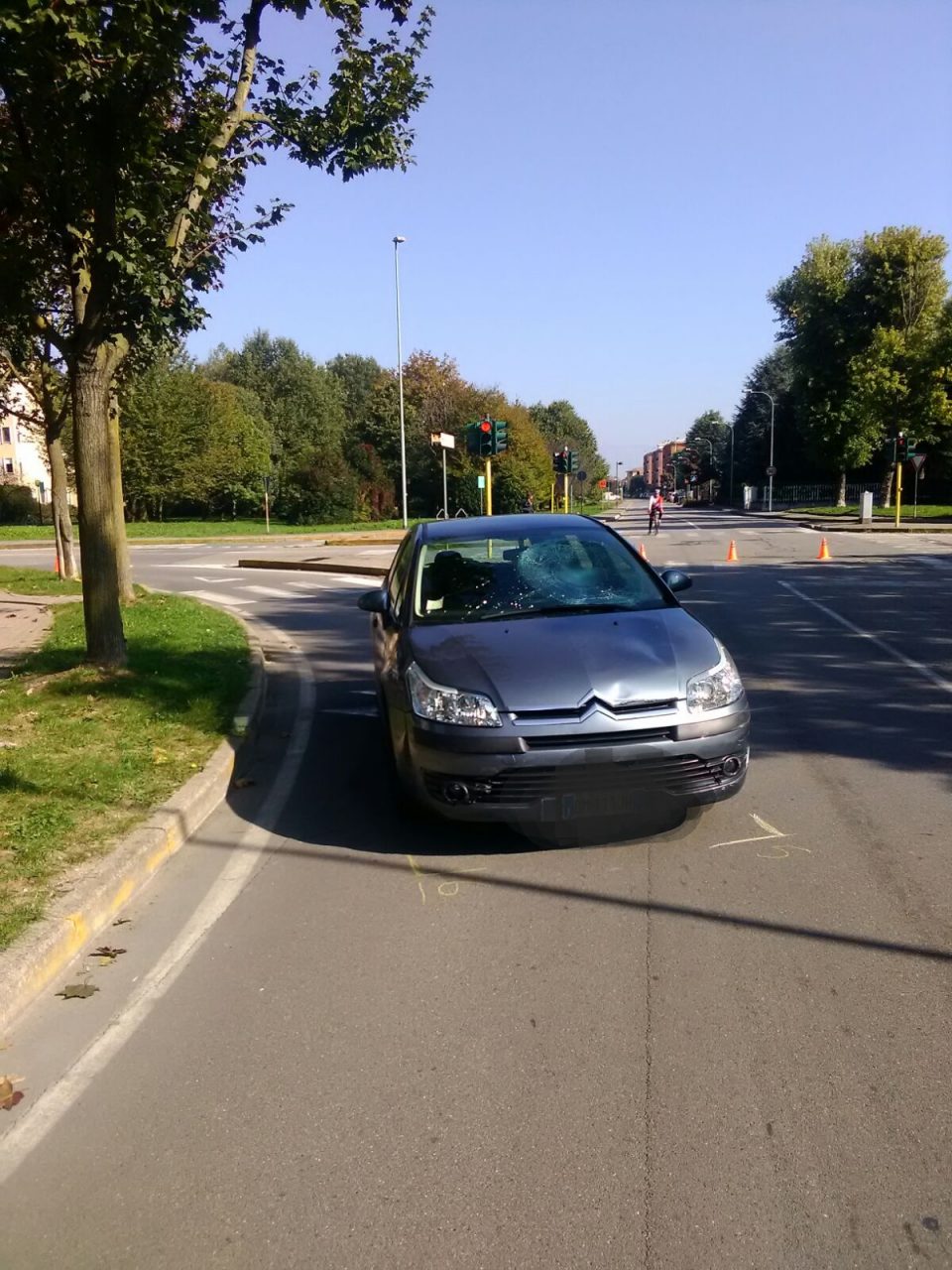 Arcore, scontro auto-bici: tragedia sfiorata in via Golgi
