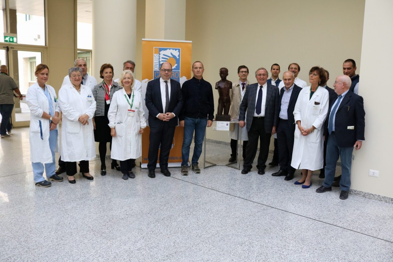Cancro Primo Aiuto dona una statua al Niguarda