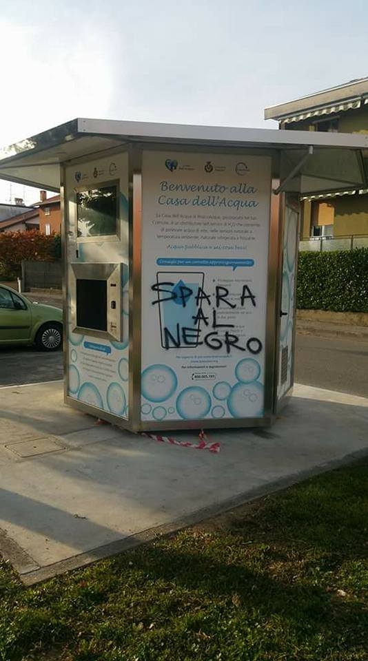 “Spara al negro” ecco dove sono apparse le scritte ingiuriose