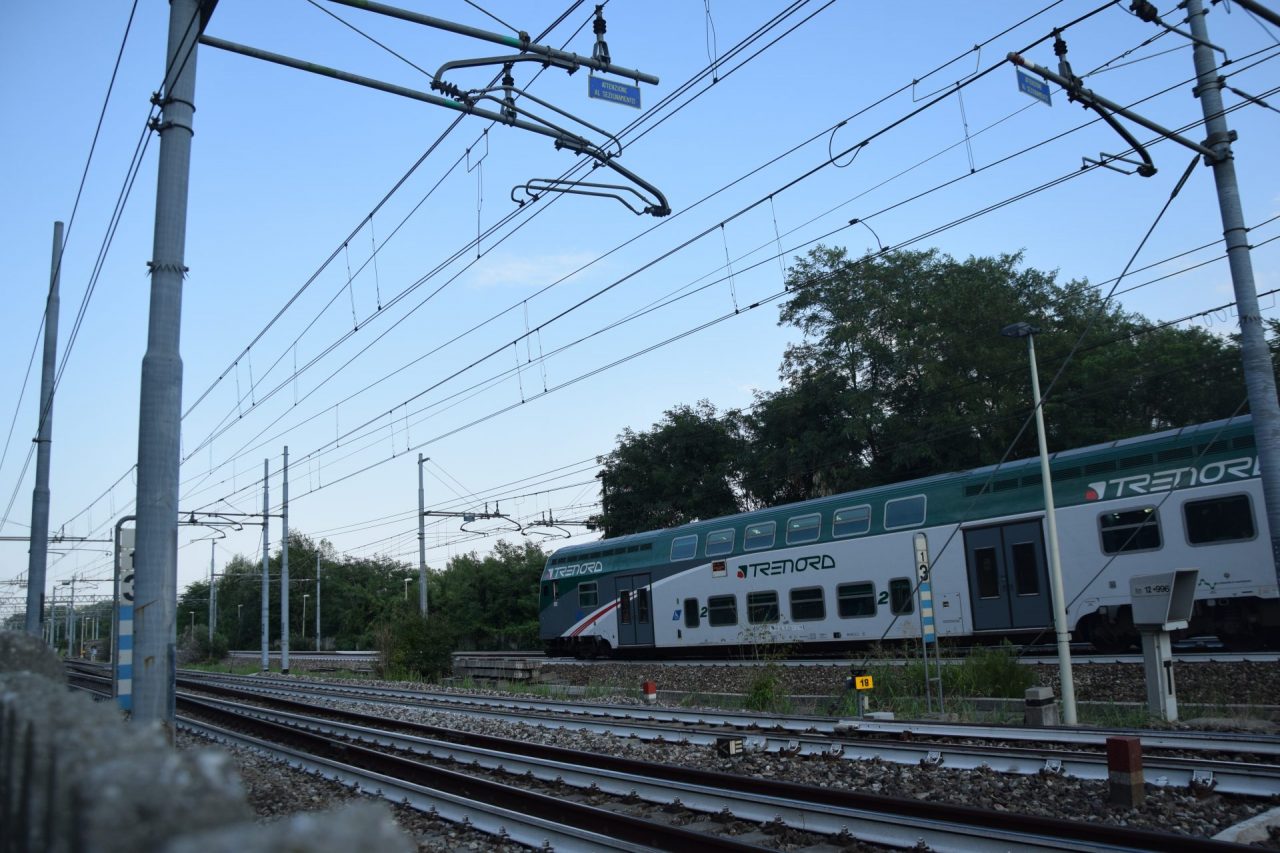 Menò sul treno un uomo che lo rimproverava, è finito ai domiciliari