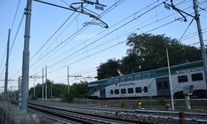 Menò sul treno un uomo che lo rimproverava, è finito ai domiciliari