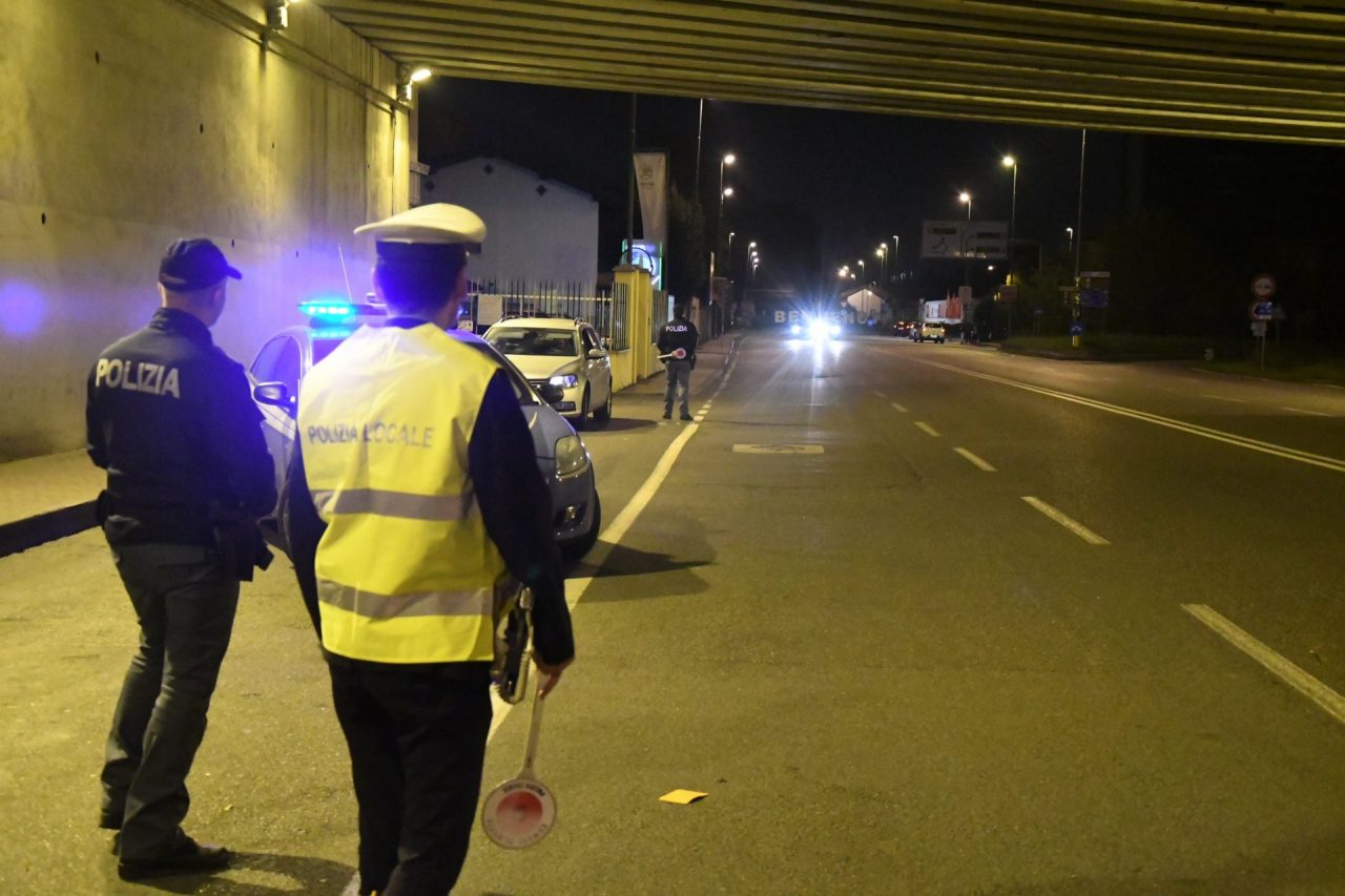 A 83 anni accompagna le prostitute a “lavorare”: denunciato – VIDEO