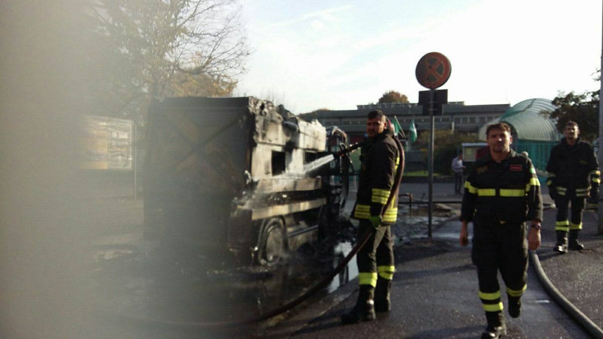 Paura a Giussano, esplode camion della pulizia strade