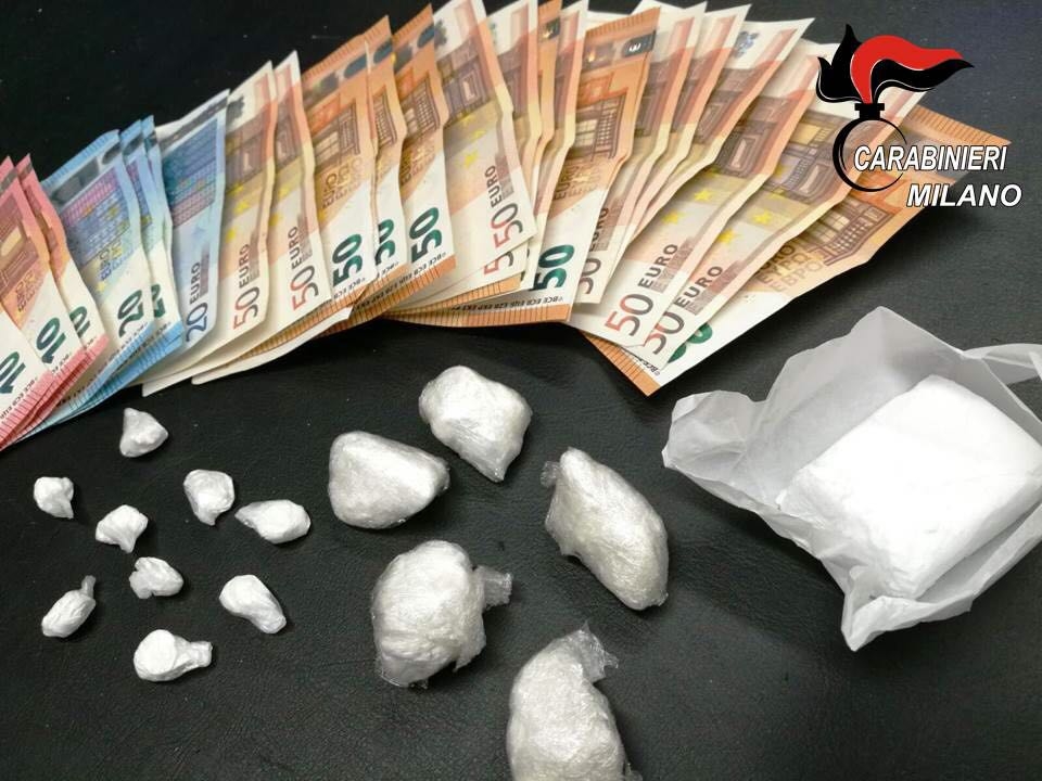 Arresto per droga: cocaina e mille euro nascosti in casa