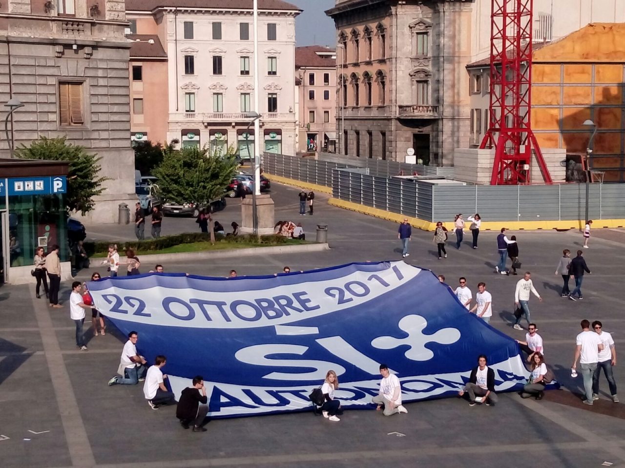 Lega Nord: uno striscione da 100 metri quadrati in piazza – VIDEO
