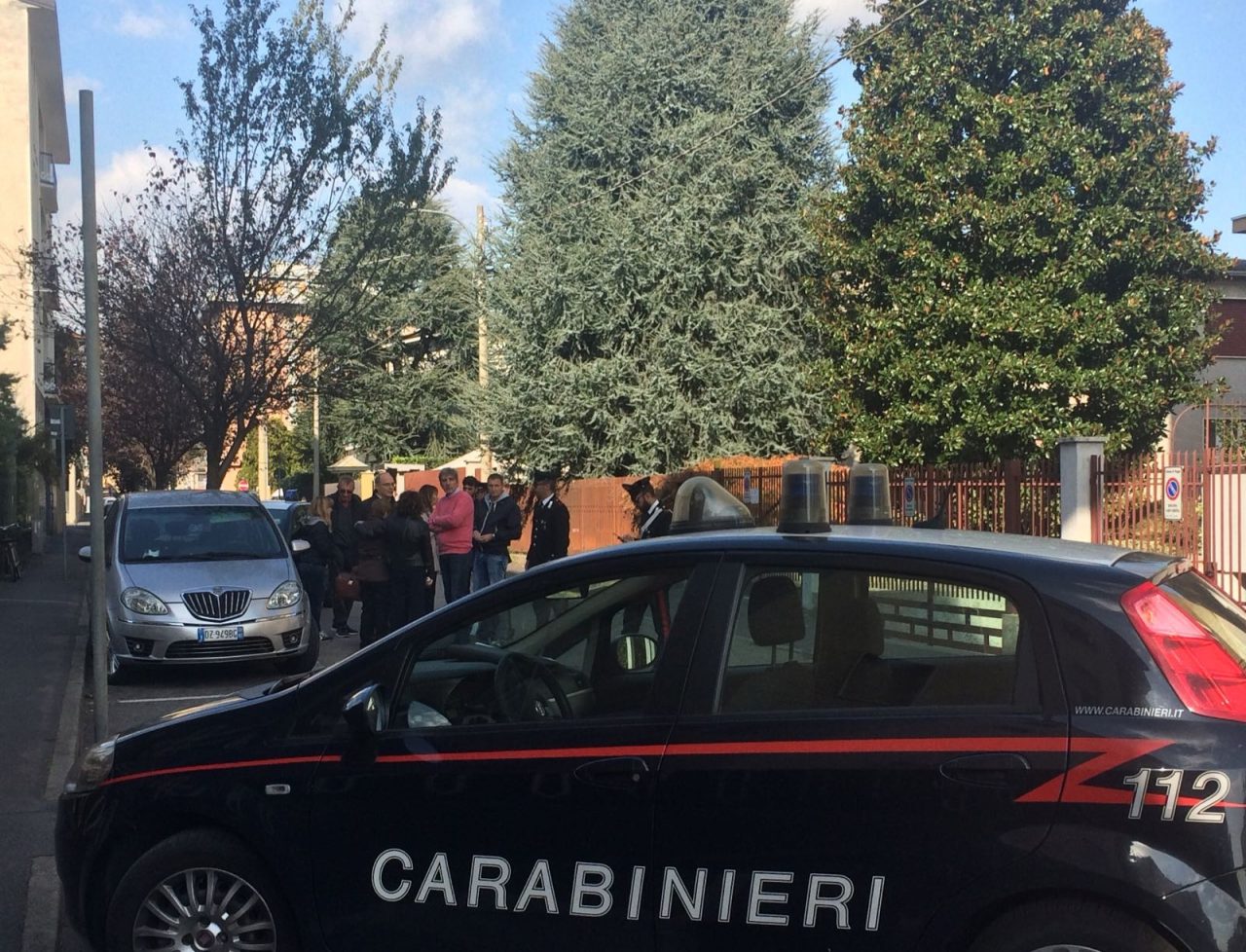 Pensionato si butta dal quarto piano