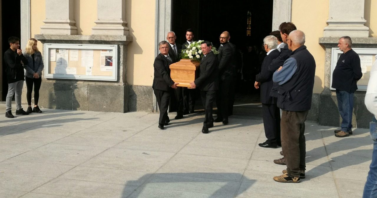 Besana, chiesa gremita per l’addio a Davide Vismara: “Ora proteggi dall’alto la tua Paola”