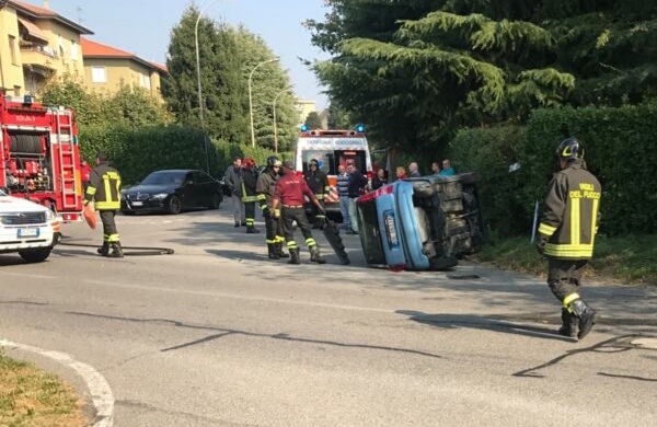 Carate, spettacolare ribaltamento in via Rivera