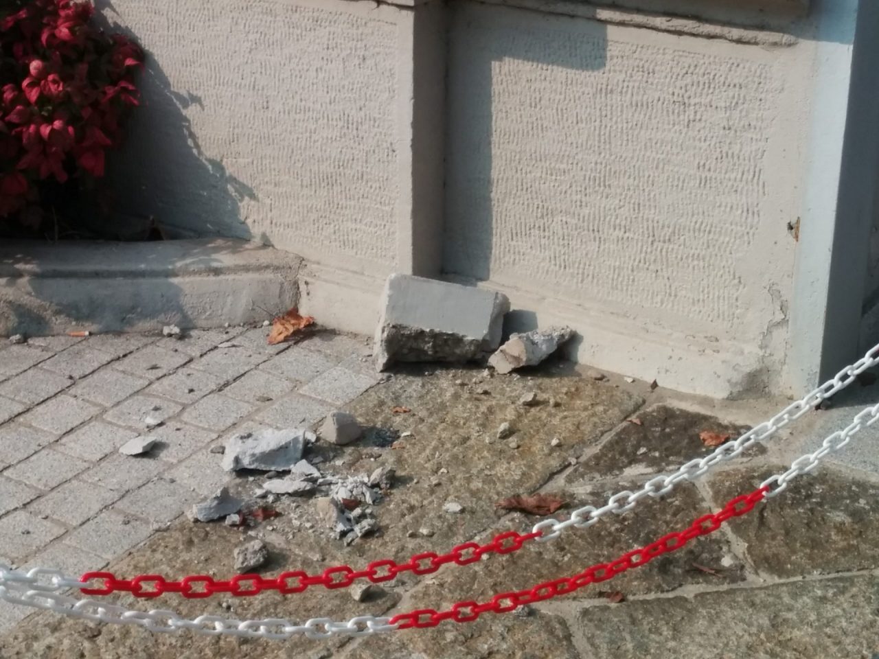 Crollato un pezzo di cornicione dell’edificio ex-Bassetti