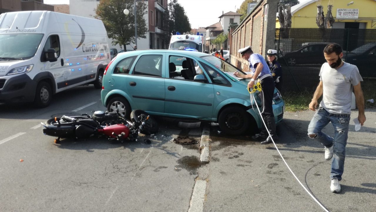 Seregno: schianto in moto, paura per un giovane centauro (FOTO)